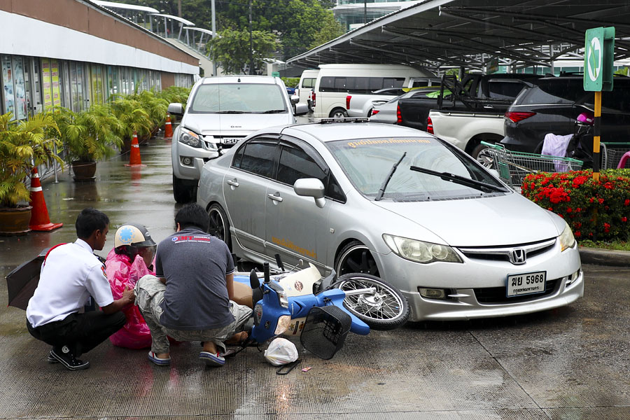 Woman motorcyclist mown down in Tesco Lotus carpark