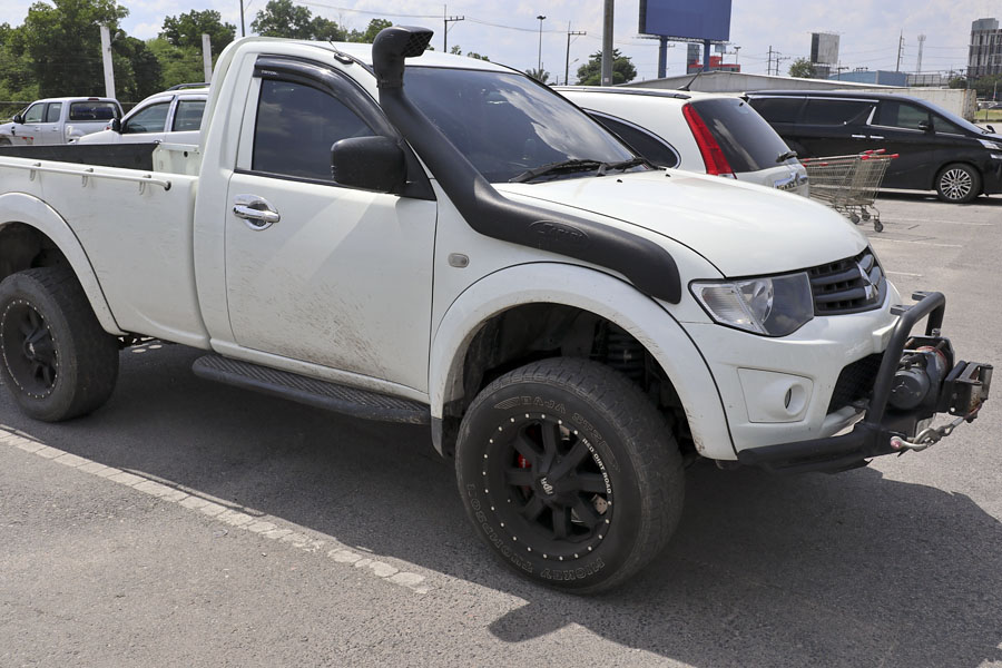 Real men have snorkels on their pickup trucks