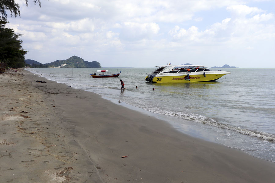 Speedboat charters are available to the nearby islands