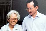 The King with his mother, Mae Fah Luang - Click for larger image